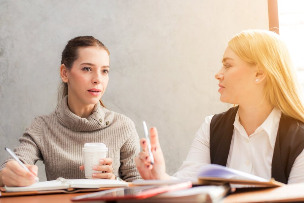 Twee pratende vrouwen